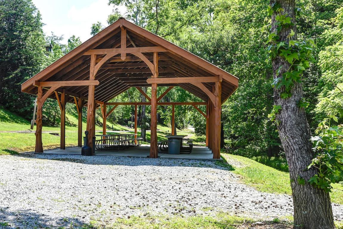 Woodland Escape, 3 Bedrooms, Hot Tub, Pool Access, WiFi, Sleeps 9 Pigeon Forge Buitenkant foto
